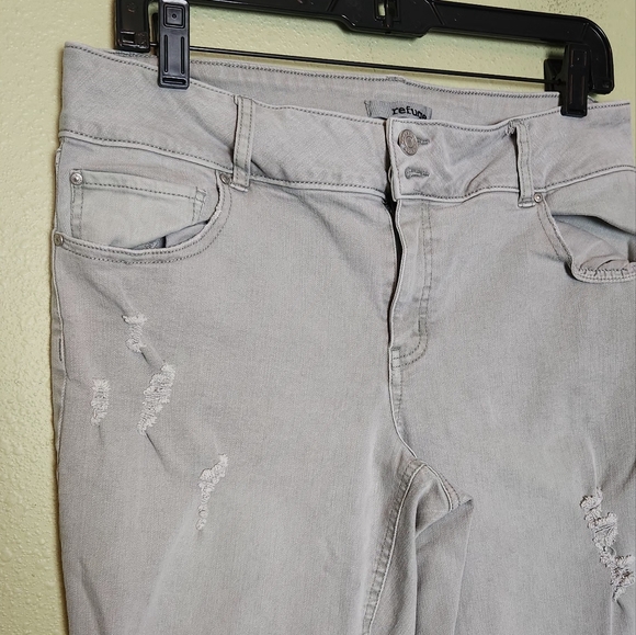 Refuge Distressed Skinny Crops in Gray Size 12 - Picture 2 of 5